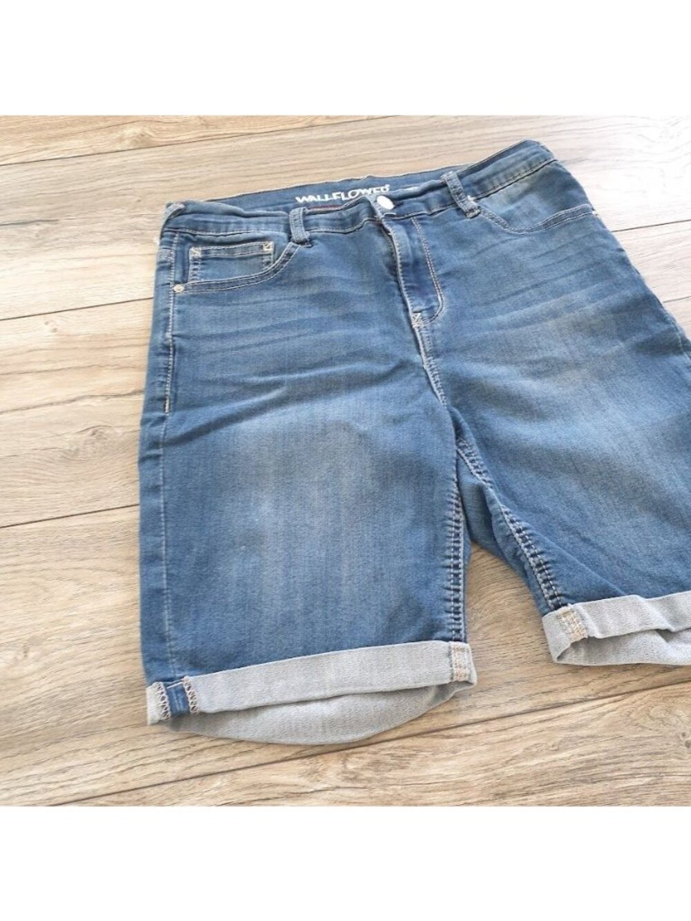 Wallflower Womens Irresistible High Rise Cuffed Denim Bermuda Shorts Size 11 - Picture 3 of 9